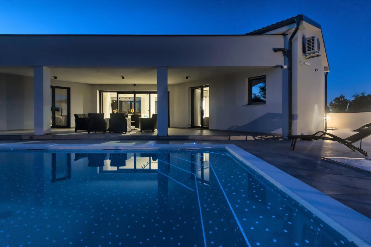 Villa Speranza With Illuminated Pool Pula Dış mekan fotoğraf