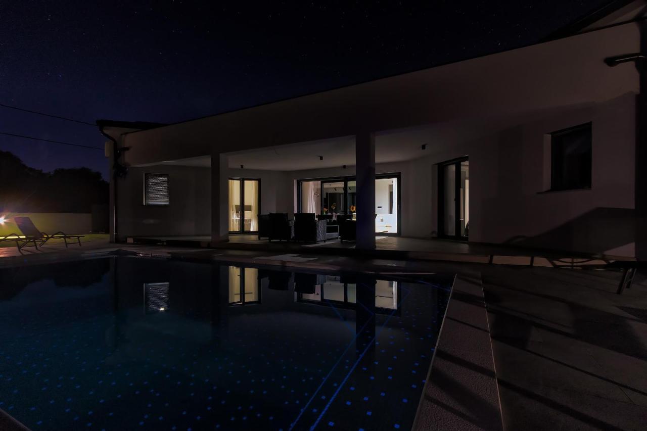 Villa Speranza With Illuminated Pool Pula Dış mekan fotoğraf